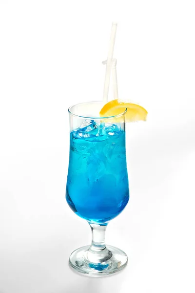 Alcoholic cocktails and soft drinks on a white background — Stock Photo, Image