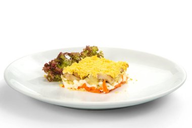 Mimoza salatası yumurta sarısı, mantar, haşlanmış patates, havuç 