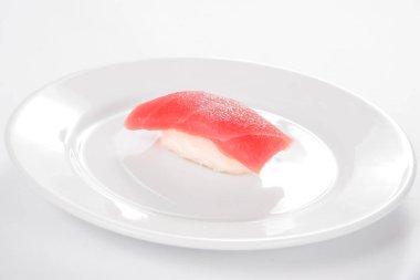 Beyaz arka planda ton balıklı suşi..