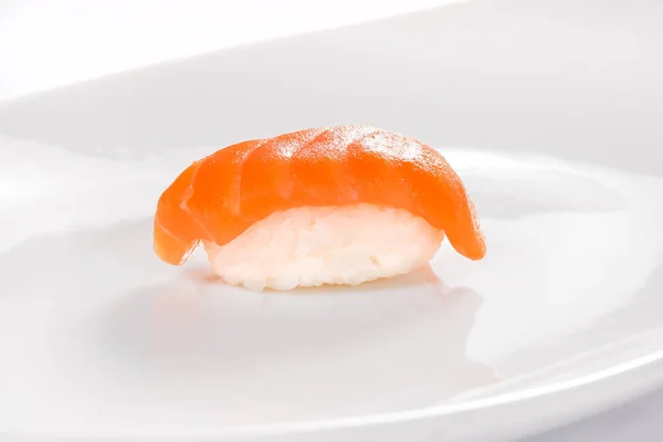 Sushi au saumon. Une tranche de saumon fraîchement salé sur un oreiller — Photo