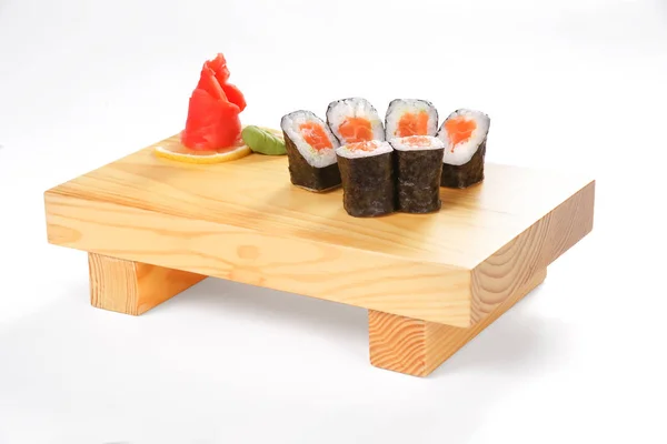 Traditionell japansk mat, uppsättningar av sushi och rullar på en woode — Stockfoto