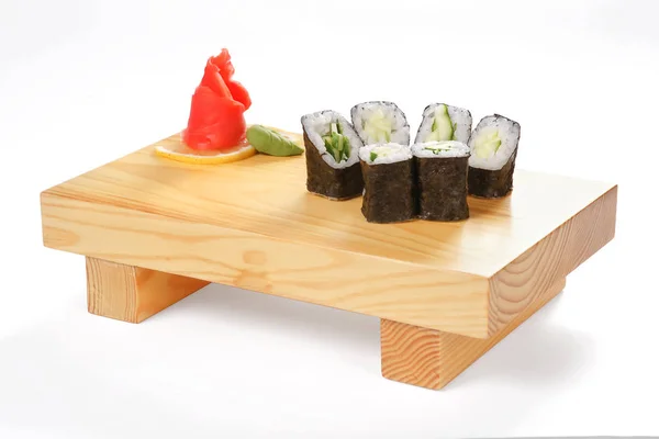 Cocina tradicional japonesa, juegos de sushi y rollos en un bosque — Foto de Stock