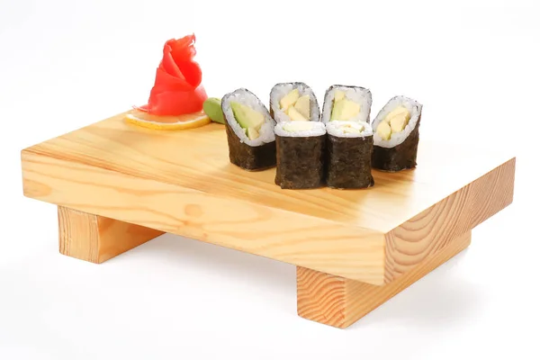 Cocina tradicional japonesa, juegos de sushi y rollos en un bosque — Foto de Stock