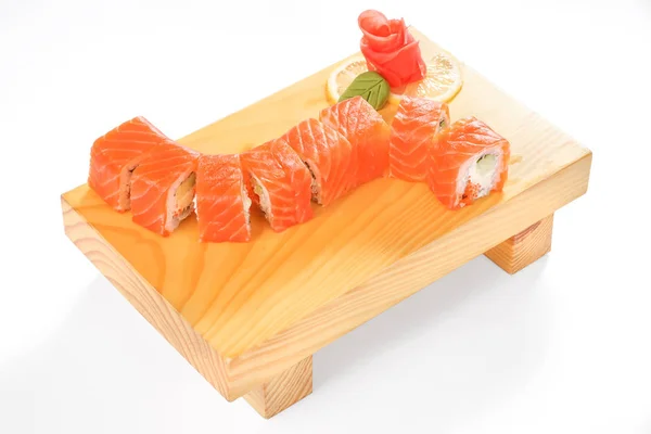 Tradycyjne dania kuchni japońskiej, zestawy sushi i rolki na drewnianym tarasem — Zdjęcie stockowe