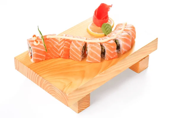 Cuisine japonaise traditionnelle, assortiments de sushis et petits pains sur un boisé — Photo