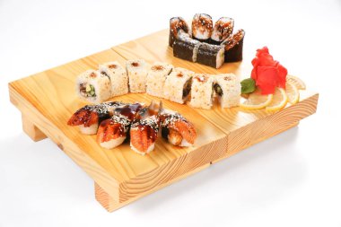 Geleneksel Japon mutfağı, suşi ayarlar ve bir woode üzerinde rulo