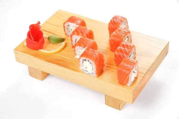 Tradycyjne dania kuchni japońskiej, zestawy sushi i rolki na drewnianym tarasem — Zdjęcie stockowe