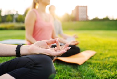 Yoga grup arka planda yeşil çimen