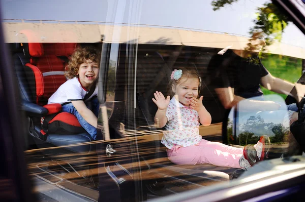 La famiglia fa un viaggio in minivan — Foto Stock