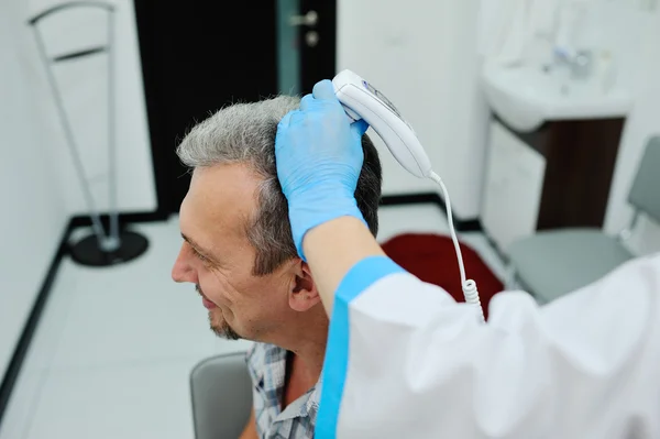 Diagnostische gegevens van haar en hoofdhuid. Trihoskopiya. — Stockfoto