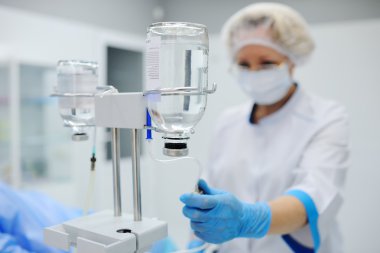 Ameliyat için hazırlanıyor hasta doktor