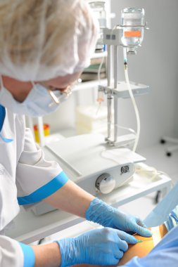 Ameliyat için hazırlanıyor hasta doktor