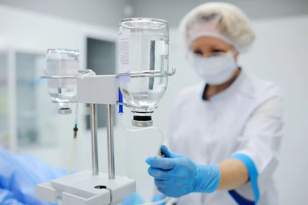 Ameliyat için hazırlanıyor hasta doktor