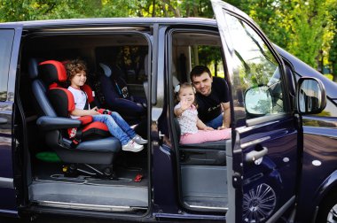 Aile bir gezi minibüs tarafından gider.