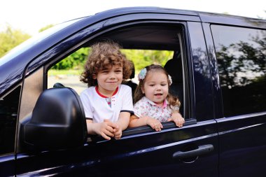 çocuklar bir araba penceresinden dikkat et