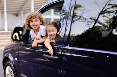 çocuklar bir araba penceresinden dikkat et