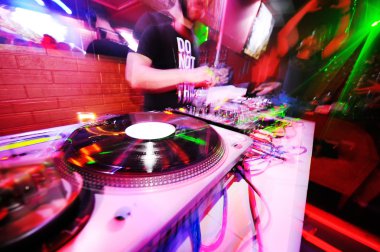 Dj Güverte bir gece kulübünde arkasında.