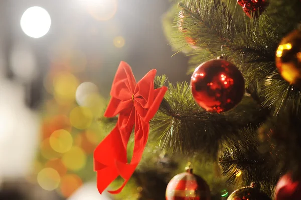 Різдвяний фон з деревом та іграшками — стокове фото