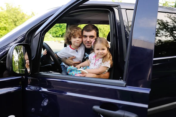 La famiglia fa un viaggio in minivan — Foto Stock