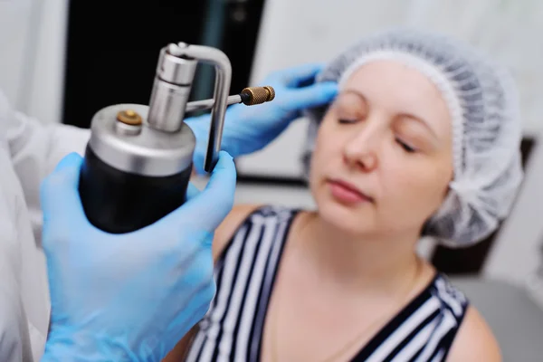 Doctor makes the patient Cryomassage — Stock Photo, Image