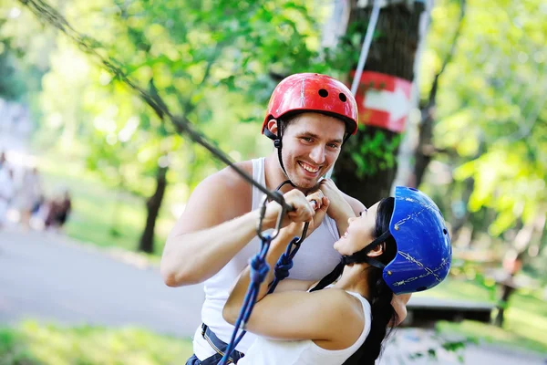 Paire d'amoureux passer des obstacles dans le chemin de la corde — Photo