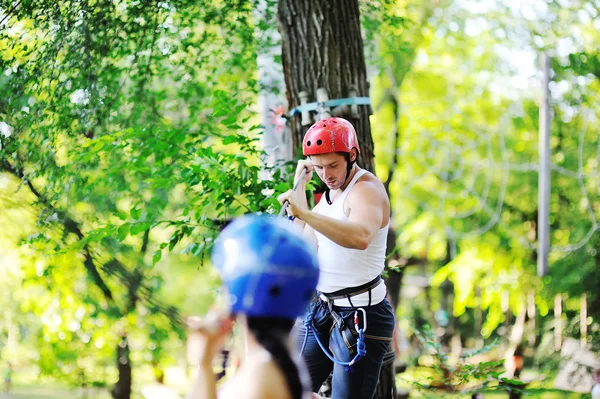 Couple s'amuser dans le parc sur un chemin de corde — Photo