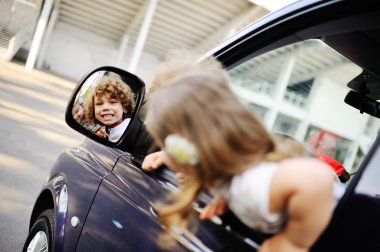 çocuklar bir araba penceresinden dikkat et