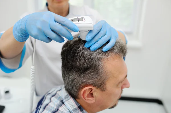 Diagnostics hair and scalp. Trihoskopiya. — Stock Photo, Image