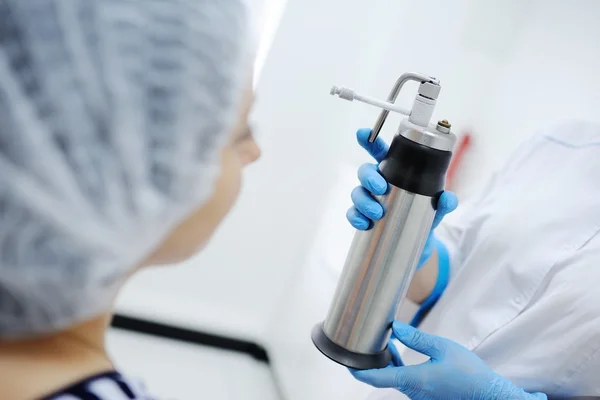 Doktor hastanın Cryomassage yapıyor