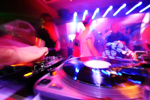 DJ πίσω από τα decks σε ένα νυχτερινό κέντρο διασκέδασης. — Φωτογραφία Αρχείου