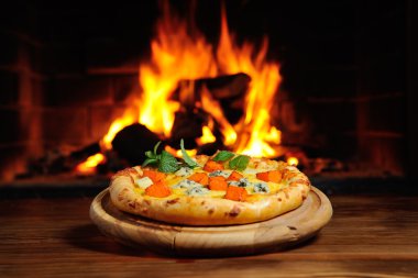 balkabağına ateş arka plan üzerinde pizza. Çanak Cadılar Bayramı