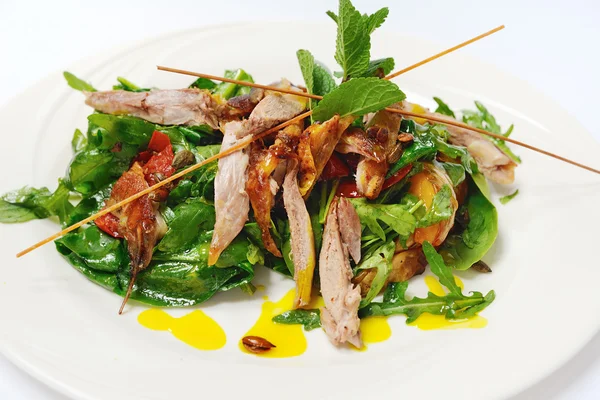 Гарбузовий салат з хрусткою качкою та зеленню — стокове фото