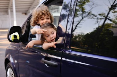 çocuklar bir araba penceresinden dikkat et