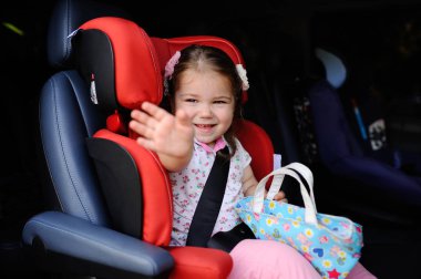 bir çocuk araba koltuğuna oturan aby kız