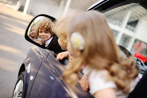 çocuklar bir araba penceresinden dikkat et