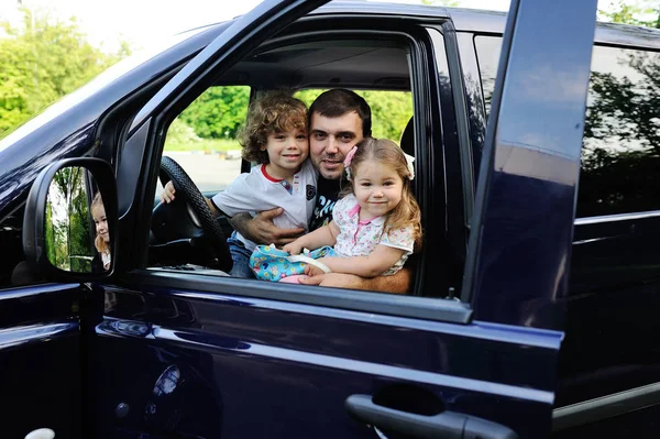 The family goes on a trip by minivan — Stock Photo, Image