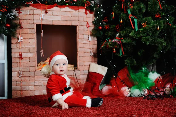 Niño vestido de Santa Claus. en un traje en la espalda —  Fotos de Stock