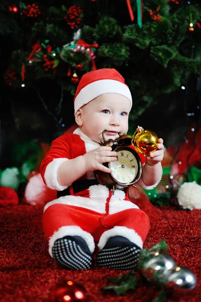 Niño vestido como Santa Claus royendo dientes despertador de reloj. Ch —  Fotos de Stock