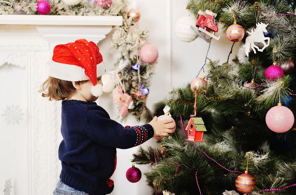 Bebé niño decora árbol de Navidad — Foto de Stock