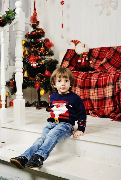 Niño pequeño en el fondo de las decoraciones de Navidad — Foto de Stock