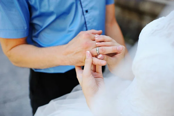 Menyasszony vőlegény visel a gyűrű — Stock Fotó