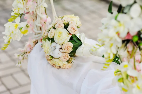 A bridal bouquet of flowers on a swing — Stock Photo, Image