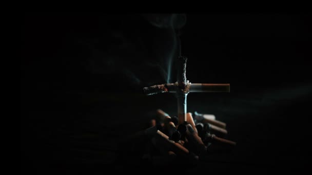 Cigarros com uma cruz na sepultura — Vídeo de Stock