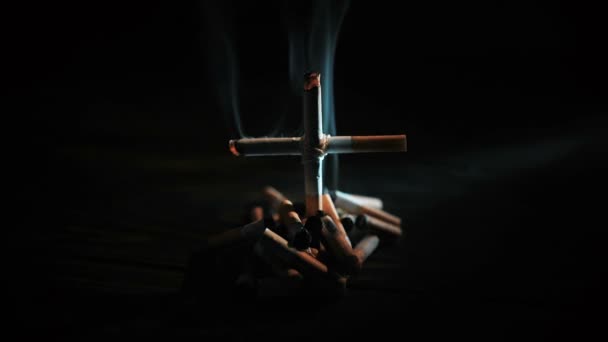 Sigarette con croce sulla tomba — Video Stock