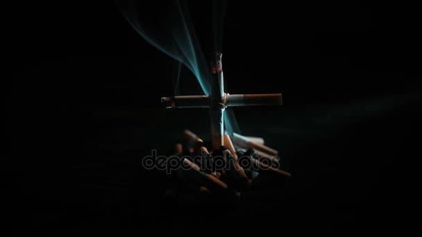 Сигареты с крестом на могиле — стоковое видео