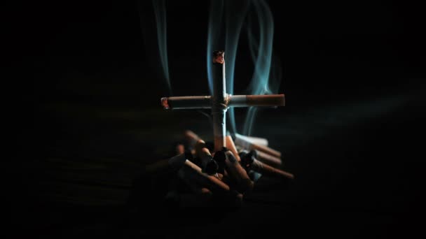Сигареты с крестом на могиле — стоковое видео