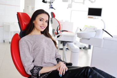 diş hekimleri sandalyede güzel kız