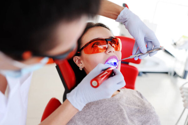 красивая девушка в кресле стоматолога
