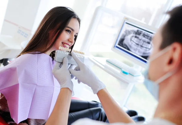 Симпатичная девушка в стоматологическом кресле. — стоковое фото