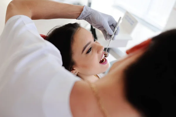 Vacker flicka i fåtöljen tandläkare — Stockfoto